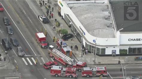 1 dead, 2 hospitalized after car jumps curb, crashes into Chase Bank building 